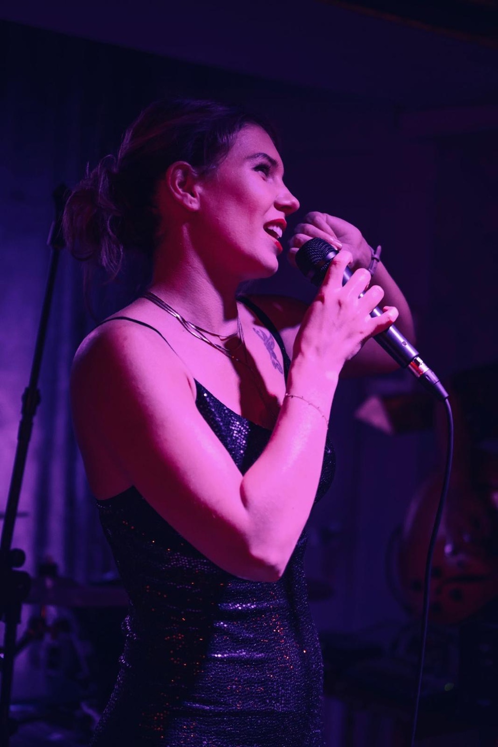 Ivett Karasz cantando en directo con luz morada