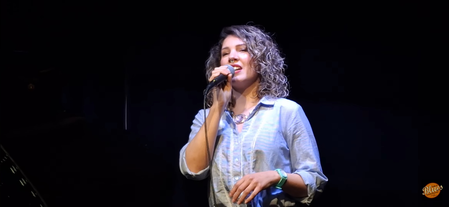 Ivett Karasz cantando en directo