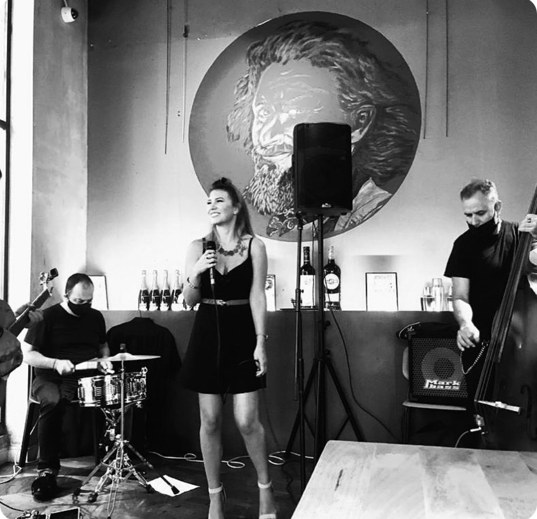 Ivett Karasz cantando con banda en blanco y negro