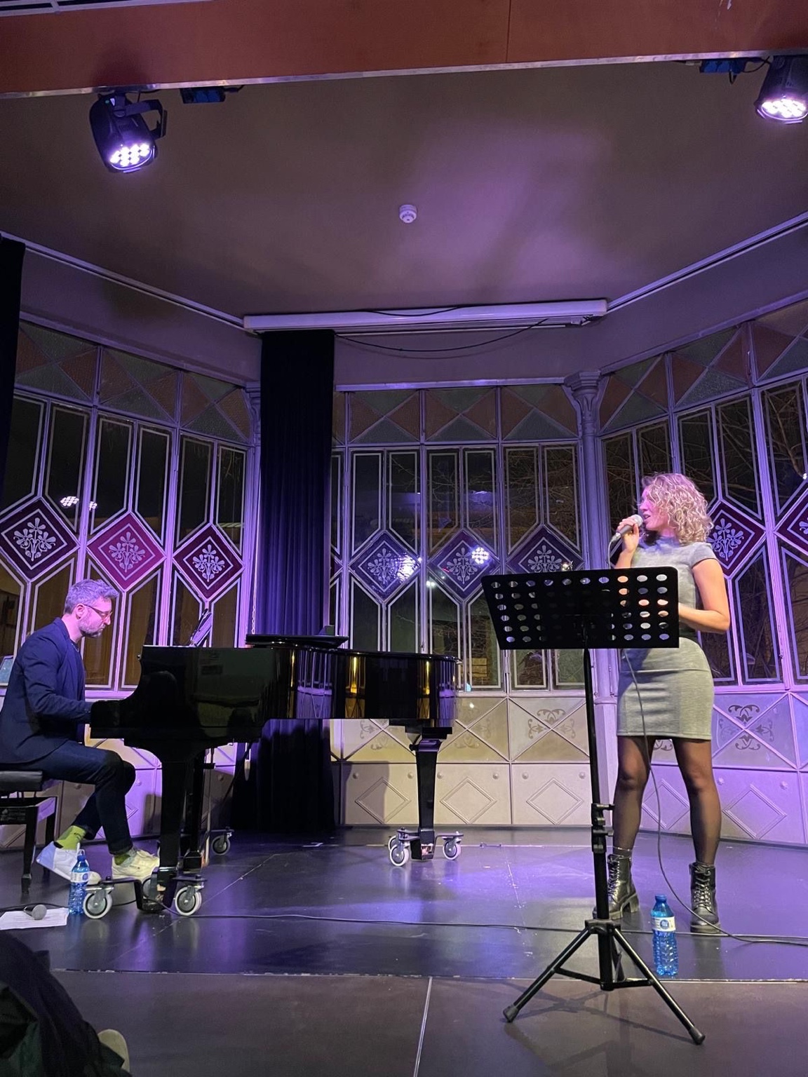 Ivett Karasz cantando con pianista en escenario